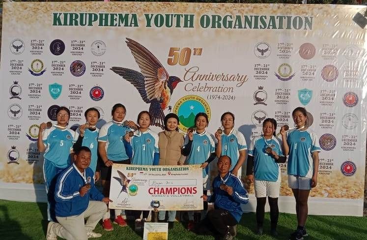 Women’s volleyball champion Dzüvi Kro-u with match patron Molumenla Esther Kehie on December 20.