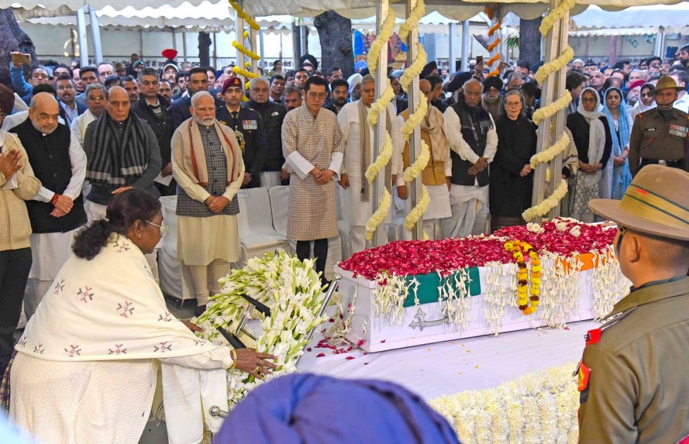 New Delhi: President of India, Droupadi Murmu, pays last respect to former Prime Minister Manmohan Singh during his state funeral at Nigambodh Ghat in New Delhi on Saturday, December 28, 2024. (Photo: IANS)