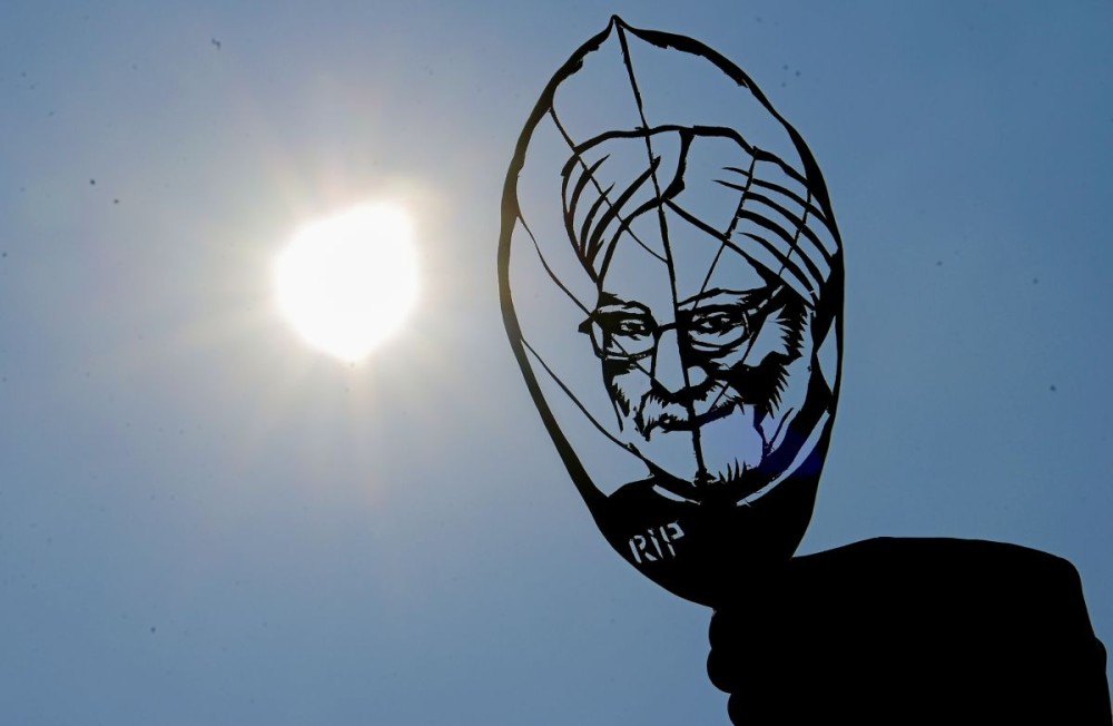 Agartala: A leaf artist displays his creation of a portrait of former Prime Minister Late Manmohan Singh on a leaf, as a tribute to show condolences for his passing, in Agartala on Wednesday, December 27, 2024. (Photo: IANS/Abhisek Saha)