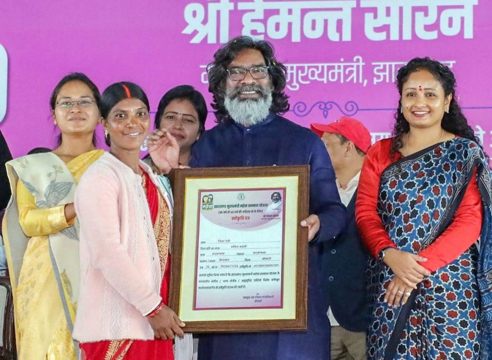 Ranchi: Jharkhand Chief Minister Hemant Soren, along with his wife and JMM MLA Kalpana Murmu Soren, attends the ‘Mayian Samman Yojana’ event at Namkum in Ranchi, Jharkhand on Monday, January 6, 2025. (Photo: Rajesh Kumar)