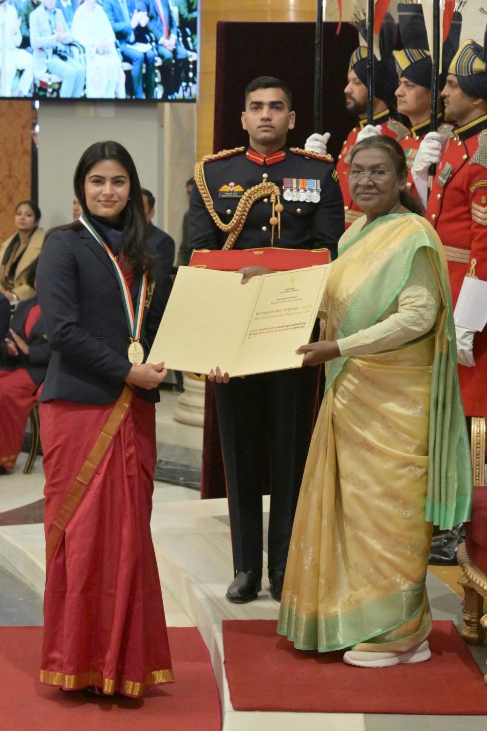 The President of India, Smt Droupadi Murmu presents National Sports and Adventure Awards 2024 at a function, in Rashtrapati Bhavan, New Delhi on January 17, 2025. (PIB Photo)