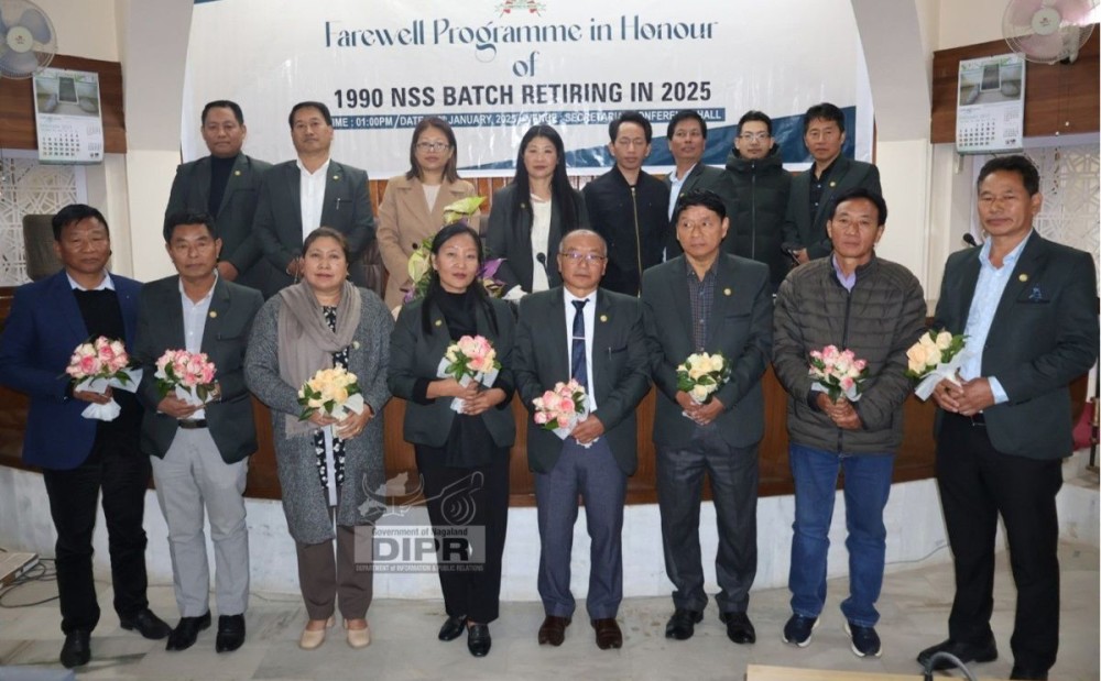 Officer bearers of Nagaland Secretariat Service Association (NSSA) with the retiring officers of 1990 NSS Batch during the farewell programme held at the Secretariat Conference Hall, Kohima on January 29. (DIPR Photo)