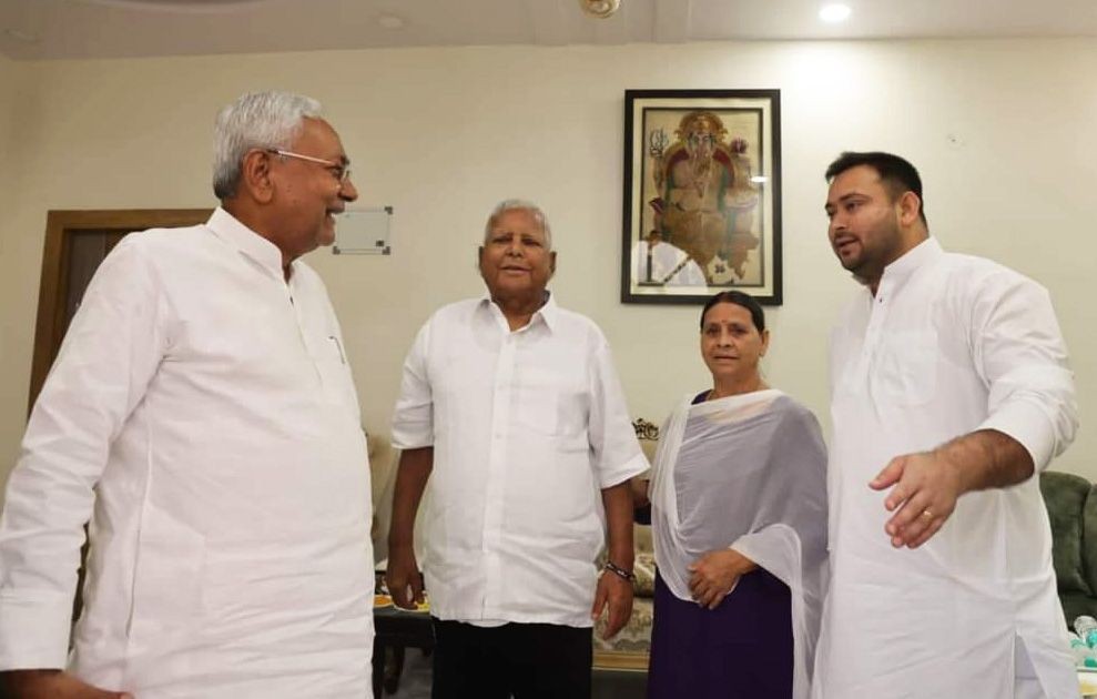 Patna: Bihar CM Nitish Kumar meets RJD chief Lalu Yadav along with Deputy CM Tejashwi Yadav and Rabri Devi, in Patna on Monday, Sept. 05, 2022. (Photo: IANS)