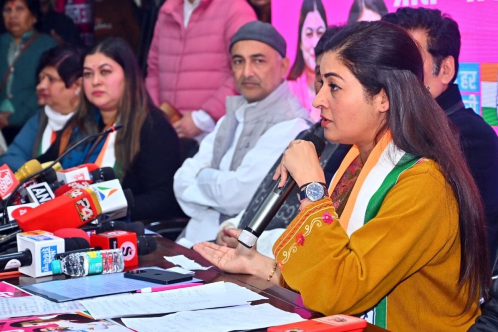 New Delhi: Congress candidate from Kalkaji constituency Alka Lamba speaks at the launch of the Pyari Didi Yojna ahead of the Delhi Assembly elections during a press conference at Party office in New Delhi on Monday, January 06, 2025. DPCC President Devender Yadav,party leader Ragini Nayak, Karnataka Deputy Chief Minister D.K. Shivakumar, and Delhi in-charge Qazi Nizamuddin also present. (Photo: IANS)