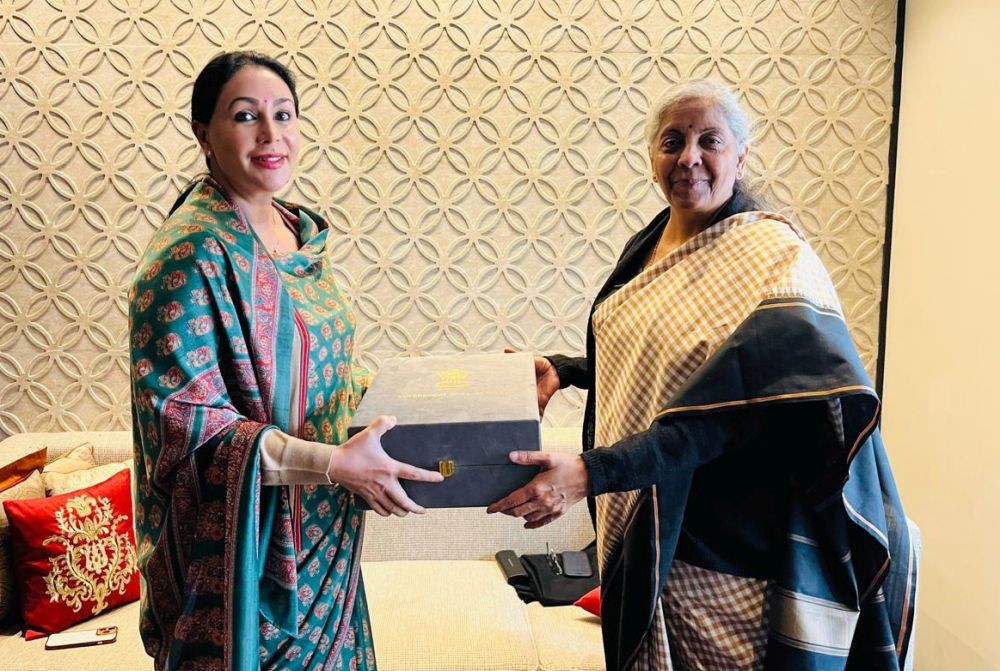 Jaisalmer: Rajasthan Deputy Chief Minister and Finance Minister Diya Kumari meets Finance Minister Nirmala Sitharaman in Jaisalmer  on Saturday, December 21, 2024. (Photo: IANS)