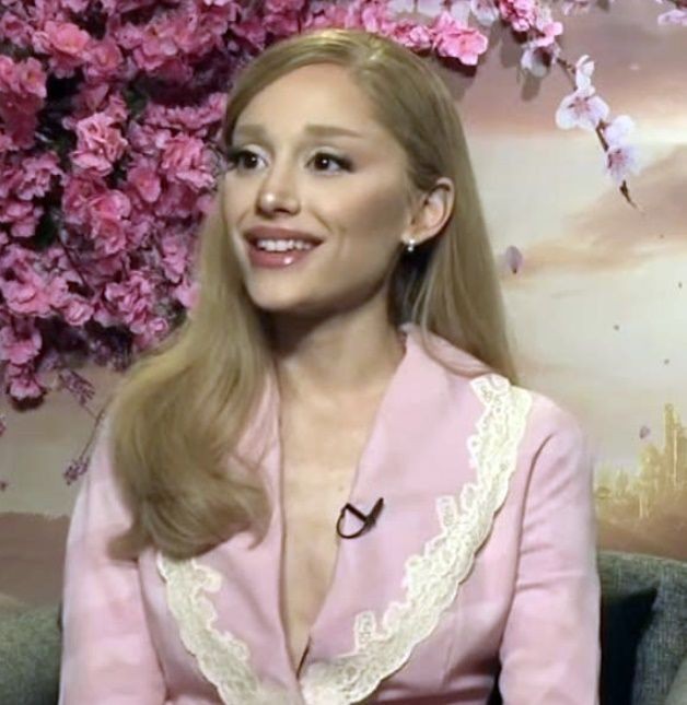 Ariana Grande likes to play online games with strangers