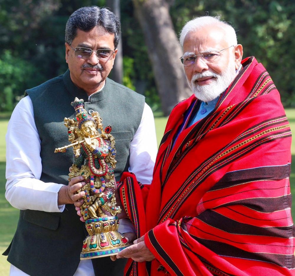 New Delhi: Tripura Chief Minister Manik Saha presents a memento to Prime Minister Narendra Modi at his residence in Lok Kalyan Marg, New Delhi, on Saturday, February 15, 2025. (Photo: IANS)
