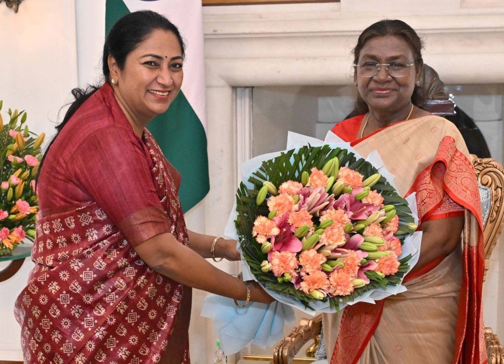 New Delhi: Delhi Chief Minister Rekha Gupta meets President Droupadi Murmu at Rashtrapati Bhavan in New Delhi on Friday, February 21, 2025.(IANS)
