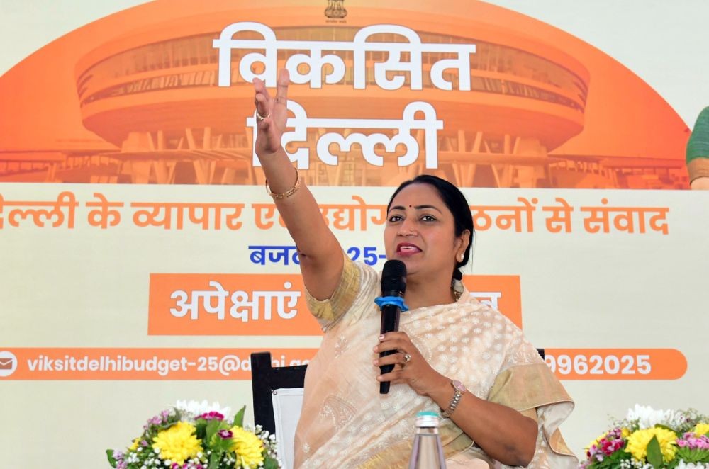 New Delhi: Delhi Chief Minister Rekha Gupta interacts with traders and industry representatives regarding the 'Viksit Delhi Budget' at the Delhi Legislative Assembly in New Delhi on Thursday, March 6, 2025. (Photo: IANS)