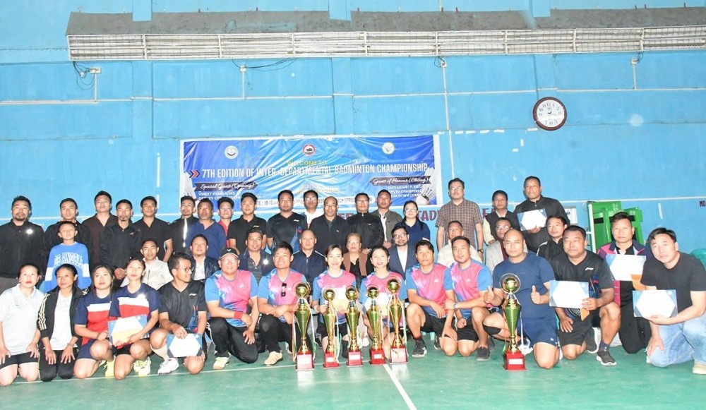 DC Wokha, Vineet Kumar, Guest of Honour Nzano P. Kikon along with participants of the inter-departmental badminton tournament.
