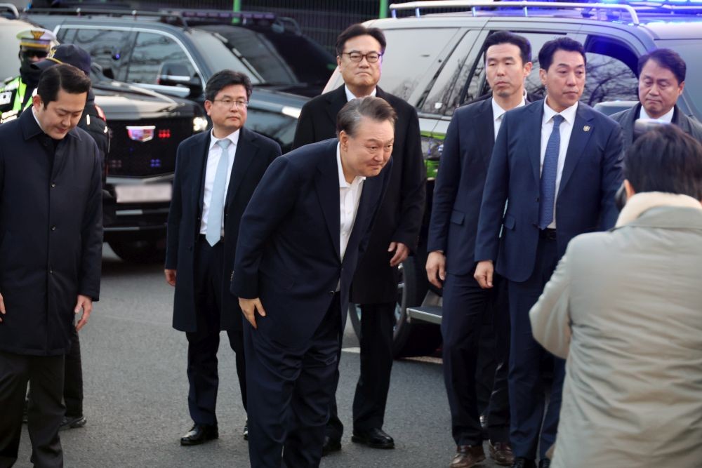 President Yoon Suk Yeol bows to supporters as he arrives at the official residence in Seoul after being released from the Seoul Detention Center in Uiwang, south of the capital, on March 8, 2025. (Yonhap)