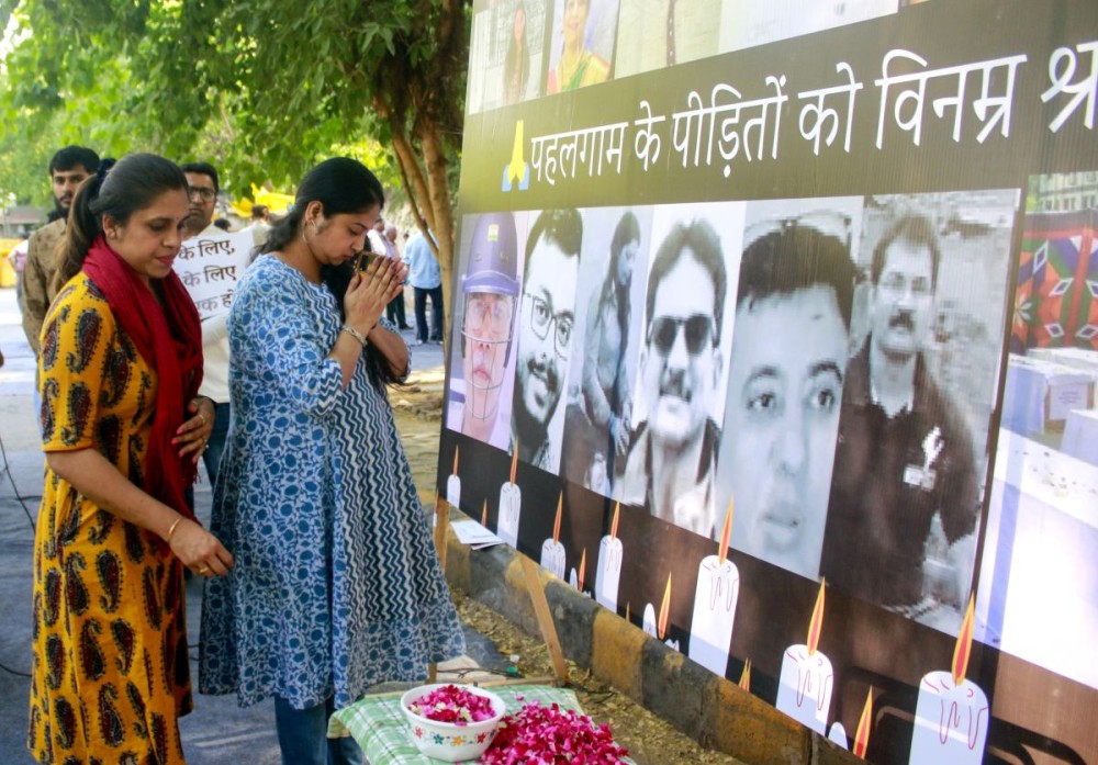 New Delhi: Activists pay tribute to the tourist killed in the terror attack in Pahalgam, Jammu and Kashmir, at Jantar Mantar in New Delhi on Thursday, April 24, 2025. (Photo: IANS/Qamar Sibtain)
