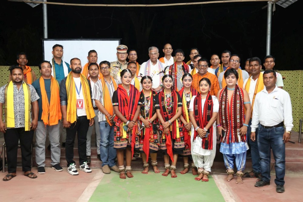 Governor of Nagaland, La Ganesan with performers and participants from Odhisa.