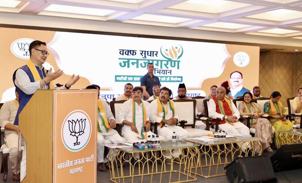 Mumbai: Union Minister Kiren Rijiju addresses the public during the Waqf Reform Public Awareness Campaign in Mumbai on Tuesday, April 22, 2025. (Photo: IANS)