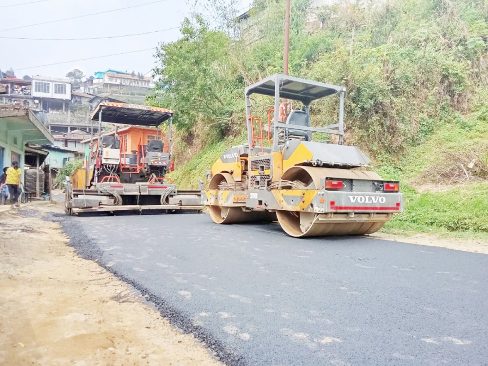 The blacktopping project in Zunheboto town from Daily Market Traffic Point to AOC via NST Garage under the National Highway 702 junction is progressing. The 35 A/C NDPP members highlighted on the ongoing development initiatives under the leadership of KT Sukhalu, MLA and Advisor for Food & Civil Supplies and Legal Metrology & Consumer Protection. They noted that the blacktopping work is a clear example of the administration’s commitment to improving infrastructure in the region. (Morung Photo)
