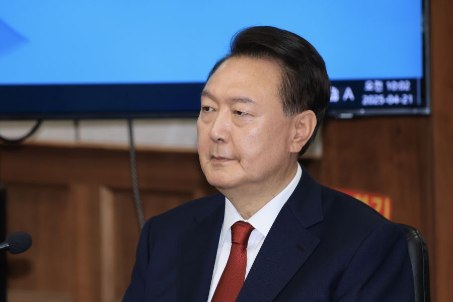 Ousted President Yoon Suk Yeol attends the second hearing of a trial at the Seoul Central District Court in the capital on April 21, 2025, over insurrection charges in connection with his declaration of martial law. (Pool photo) (Yonhap)