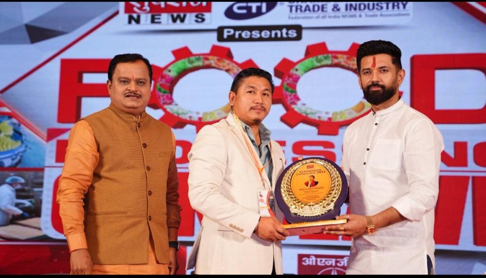 Tovi Chophi honoured by Union Minister