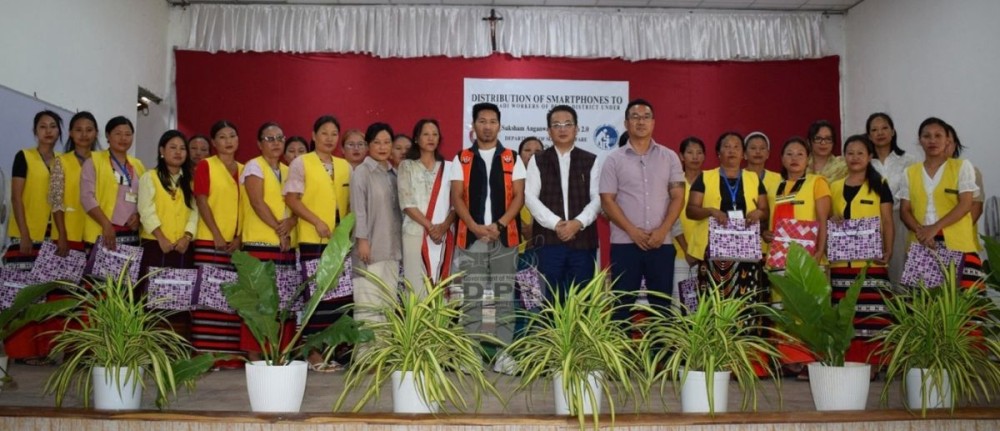Advisor Wangpang Konyak with DC Peren, Hiazu Meru, officials and anganwadi workers during the smartphone distribution ceremony at St Xavier's Parish, Jubilee Hall, Jalukie Town on June 27. (DIPR Photo)