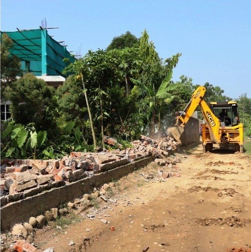 Eviction drive being carried out on illegally occupied government land on June 13. (DIPR File Photo)