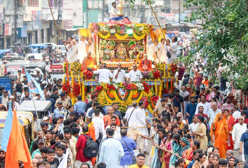 Devotees take out the Rath Yatra procession of Lord Shri Jagannath, organised by ISKCON Mandir Trust Patel Nagar, from Bhopal Talkies Square to Mata Mandir, in Bhopal on Saturday, June 28, 2025. (Photo: IANS)