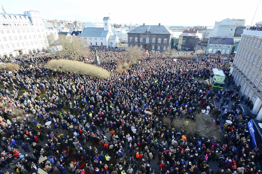 People demonstrate against Iceland's Prime Minister Sigmundur Gunnlaugsson in Reykjavik, Iceland on April 4, after a leak of documents by so-called Panama Papers stoked anger over his wife owning a tax haven-based company with large claims on the country's collapsed banks. (REUTERS File Photo)