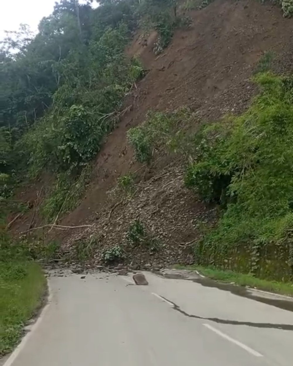 Massive landslide blocked NH-2 near Koinonia Prayer Centre, Tsiesema Basa village on August 25. This road leads to Tseminyu, Wokha, Mokokchung and other districts.