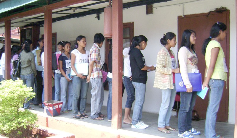A line of hopeful women candidates for the women IRB stand outside the SP’s office in Dimapur. Growing unemployment and economic hardships have prompted many young girls to join the police force. And despite being aware of the rigorous lifestyle awaiting them, the girls are ready to face the challenges.  (Morung Photo)