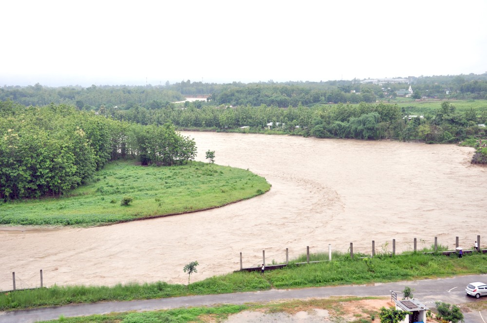The Chathe River flowing from upstream approaching Referral Hospital (CISHR) in the outskirts of Dimapur. Heavy rains in the last 24 hours has made the river cross the danger mark. (Morung Photo)