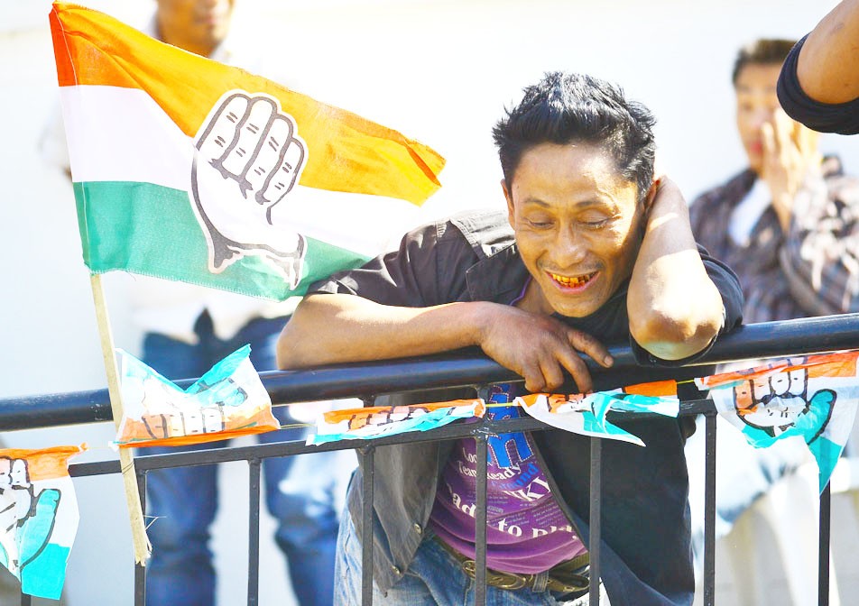 Is it for the love of elections? An unidentified member of the public is all smiles during a Congress election campaign rally. (Manen Aier Photo)
