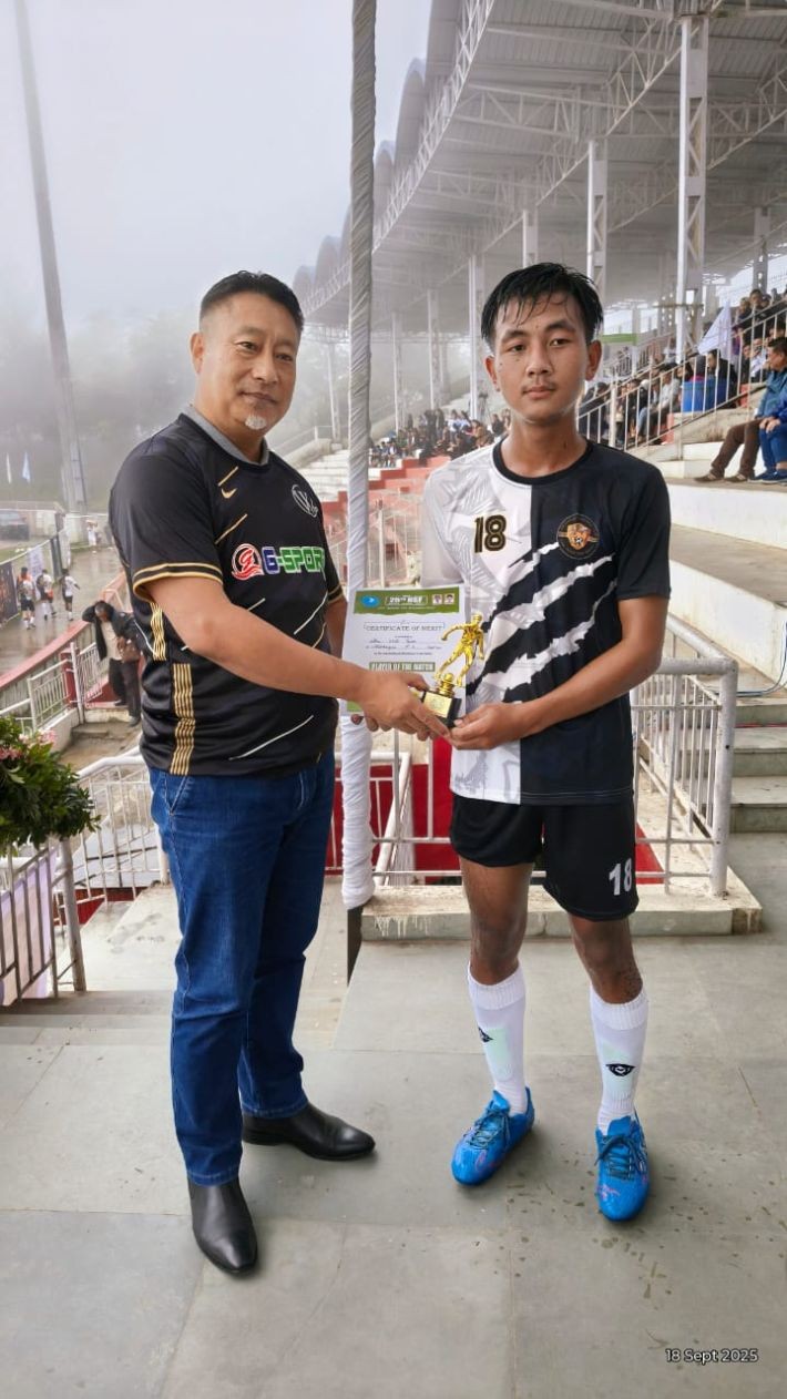 Dr.Tseilhoutuo Rhutso handing over Player of the match award to Vito Tepa.