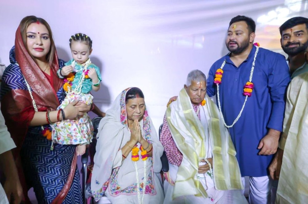 Gaya: Lalu Prasad Yadav, along with his wife, Rabri Devi, with their son, Tejashwi Yadav, and daughter-in-law, Rajshree Yadav, perform pindaan rituals at Vishnupad Temple in Gaya on Tuesday, September 09, 2025. (Photo: IANS)