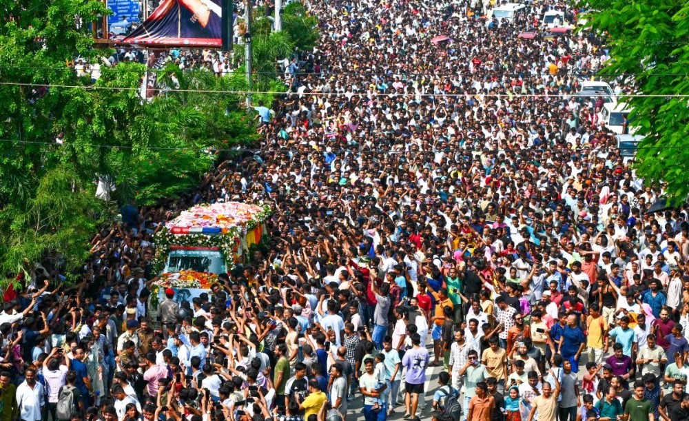 Guwahati: People gather as a vehicle carrying the mortal remains of Zubeen Garg is being taken to Jalukbari for the last rites in Guwahati, Sunday, September 21, 2025. (Photo: IANS)