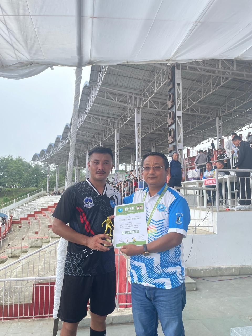 Neizokhotuo Belho handing over “Player of the Match’ award to Theja Chuse.