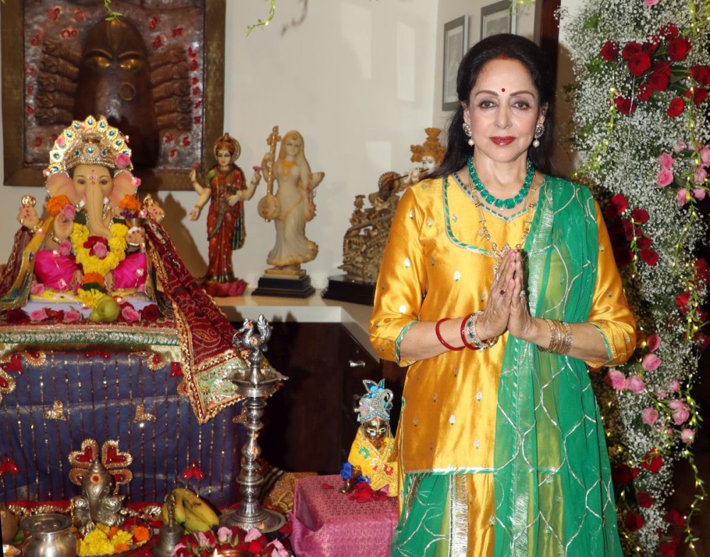 Mumbai: Actress Hema Malini offers prayers to Lord Ganesha on the occasion of Ganesh Chaturthi in Mumbai on Wednesday, August 27, 2025. (Photo: IANS)