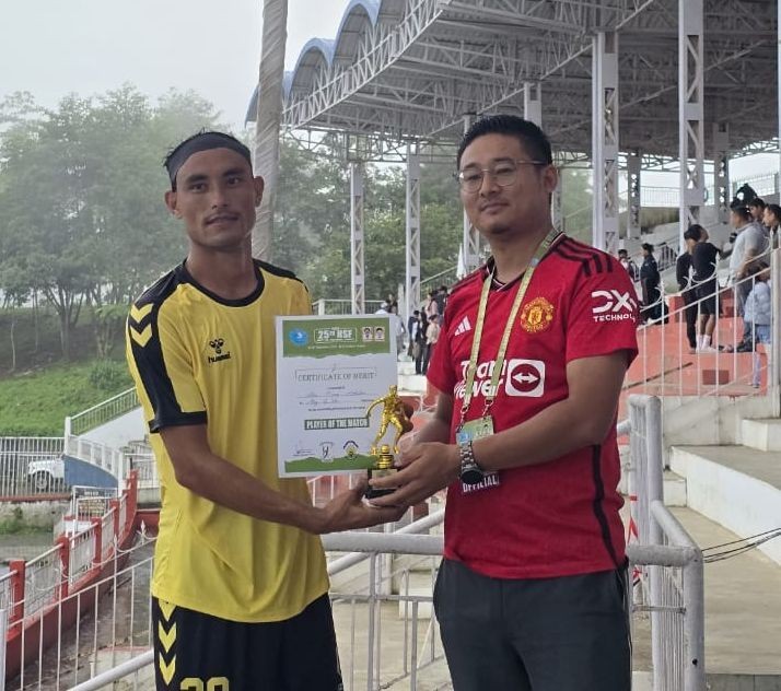 Alezo Rino hand over “Player of the Match” award to  Bijoy Moktan on October 2.