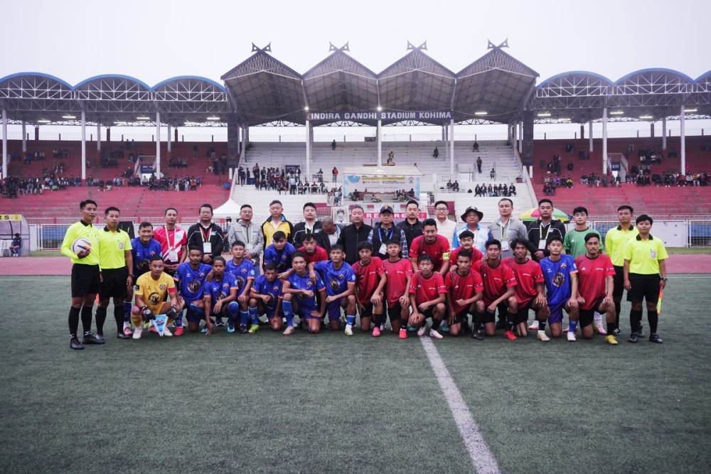 Match patron Anthony Ngullie with players of Sechü Zubza FC and Red Scars FC during the second quarter-final on October 11.