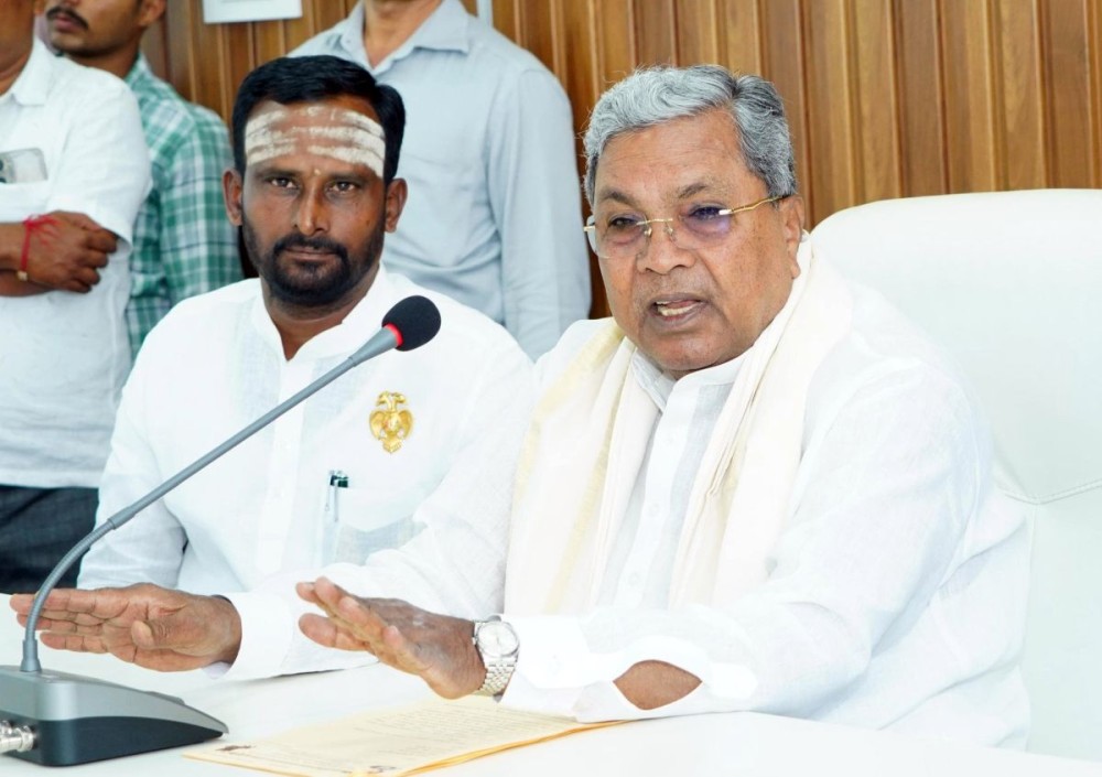 Karnataka Chief Minister Siddaramaiah speaks during a meeting with a delegation from the Panchamasali community in Bengaluru Tuesday, October 14, 2025. (Photo: IANS/X/@CMofKarnataka)