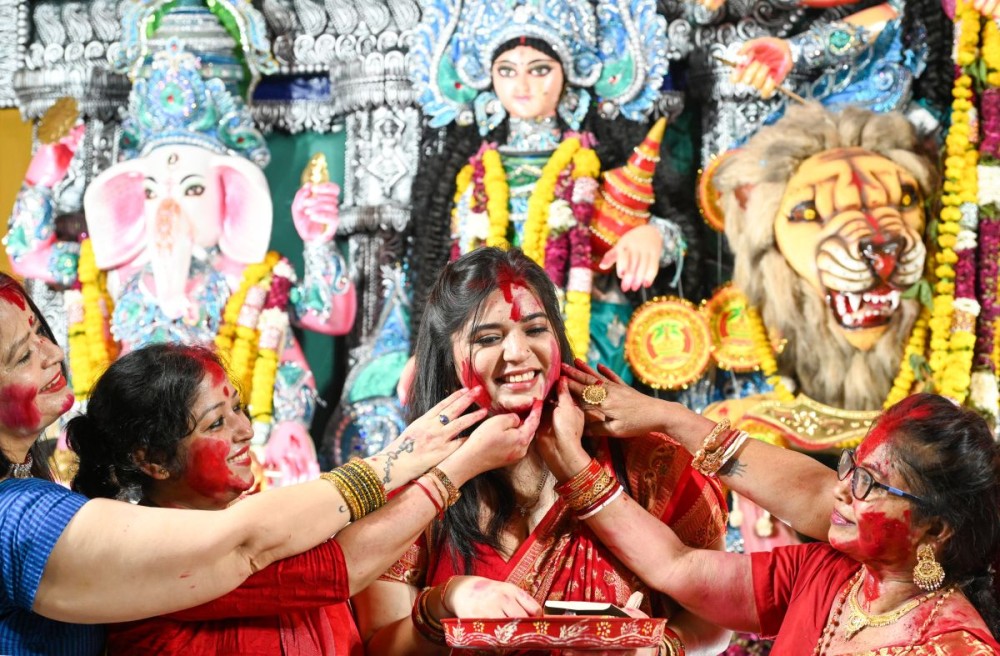 New Delhi: Women apply vermilion to each other during Sindoor Khela Celebrations at Puja Park, in New Delhi, Thursday, October 2, 2025. (Photo: IANS/Deepak Kumar)