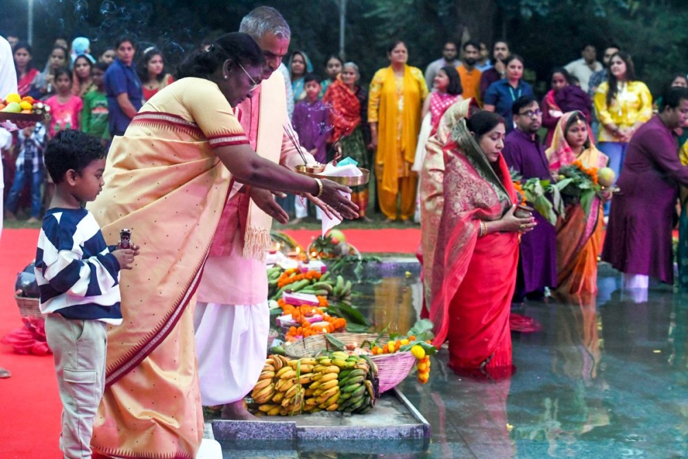 New Delhi: Delhi Chief Minister Rekha Gupta along with Minister Kapil Mishra and BJP MP Manoj Tiwari with his wife, offers ‘Arghya’ to the setting Sun during Chhath Puja celebrations on the banks of the Yamuna river at Sonia Vihar, in New Delhi on Monday, October 27, 2025. (Photo: IANS/Wasim Sarvar)
