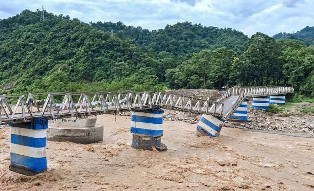Kurseong: A view of the collapsed Dudia Iron Bridge connecting Mirik and Kurseong in Darjeeling district, West Bengal, on Sunday, October 5, 2025. The collapse, triggered by heavy rainfall and subsequent landslides, has severed vital road links in the region. (Photo: IANS)