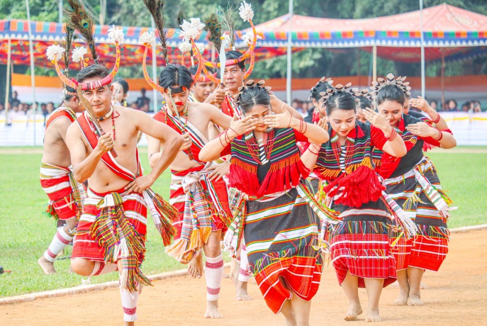 Imphal: Artists perform during the Rashtriya Ekta Diwas 2025 (National Unity Day) on the occasion of the birth anniversary of former Deputy Prime Minister of India Sardar Vallabhbhai Patel at the 1st Battalion Manipur Rifles Ground in Imphal on Friday, October 31, 2025. (Photo: IANS)