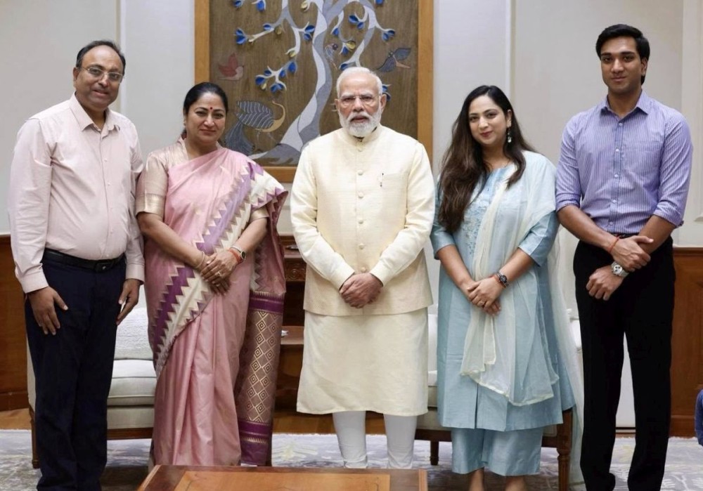 New Delhi: Delhi Chief Minister Rekha Gupta meets Prime Minister Narendra Modi in New Delhi, Tuesday, October 21, 2025. (Photo: IANS/CMO)