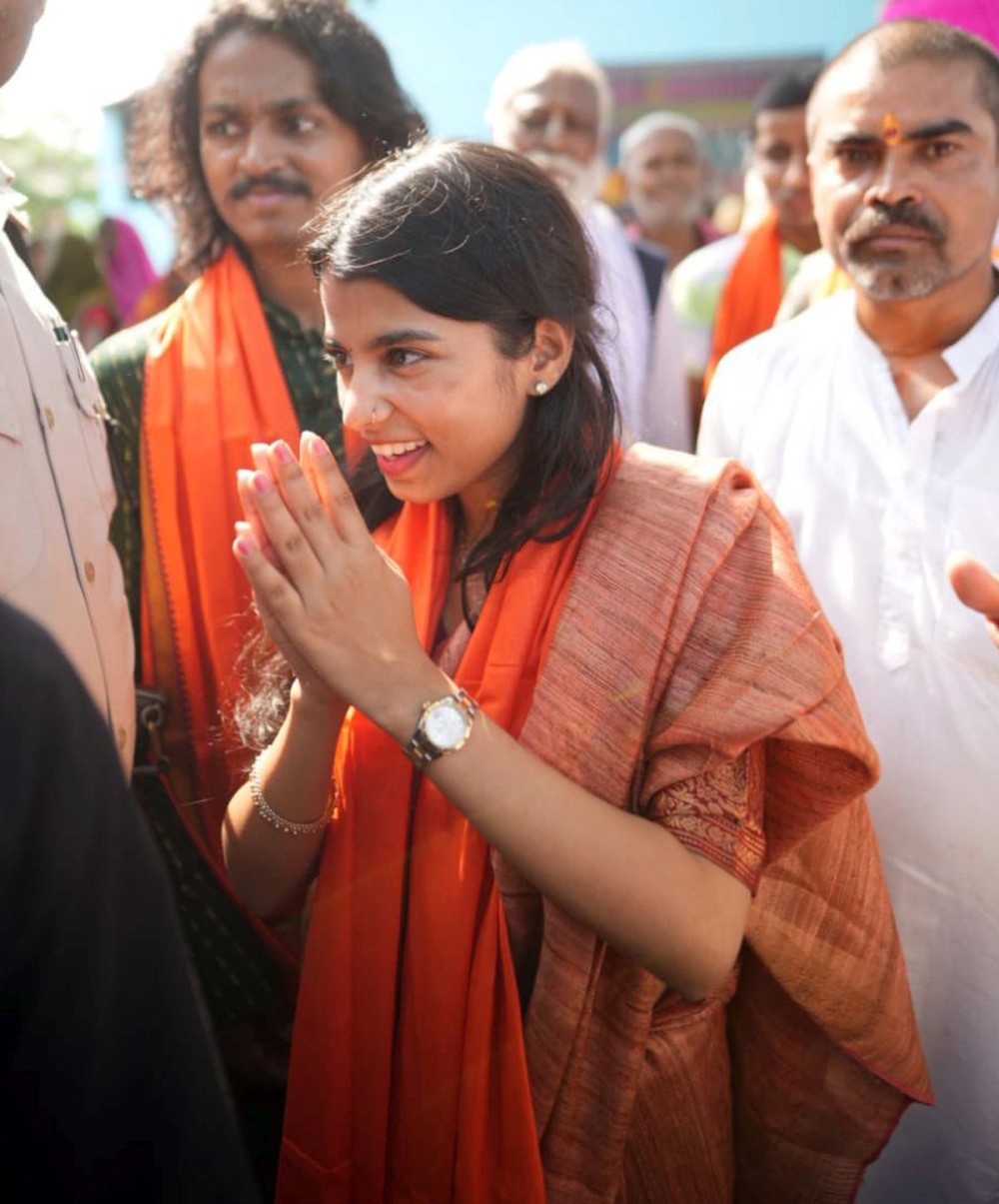 Alinagar: Folk singer and BJP candidate from the Alinagar constituency, Maithili Thakur, interacts with people during her election campaign for the Bihar Assembly Elections 2025 in Alinagar on Monday, October 20, 2025. (Photo: IANS/X/@maithilithakur)