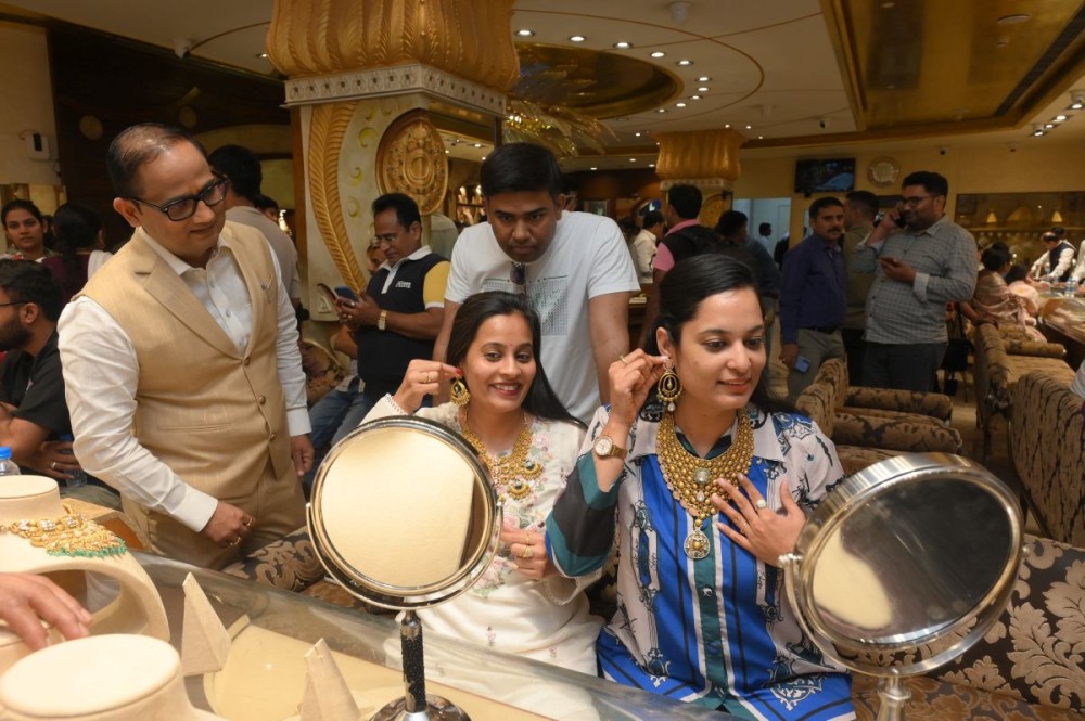 Jaipur: Women purchase jewellery on the occasion of 'Dhanteras' in Jaipur on Saturday, October 18, 2025. (Photo: IANS)