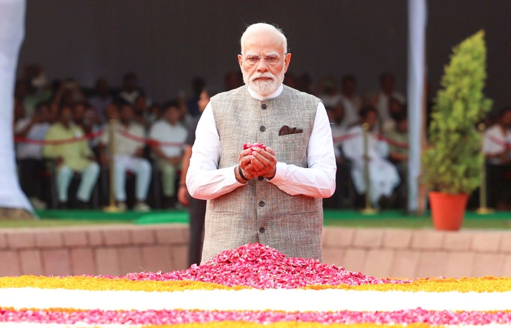 New Delhi: Prime Minister Narendra Modi pays tribute to former Prime Minister Lal Bahadur Shastri on his birth anniversary at Vijay Ghat in New Delhi on Thursday, October 2, 2025. (Photo: IANS/PMO)