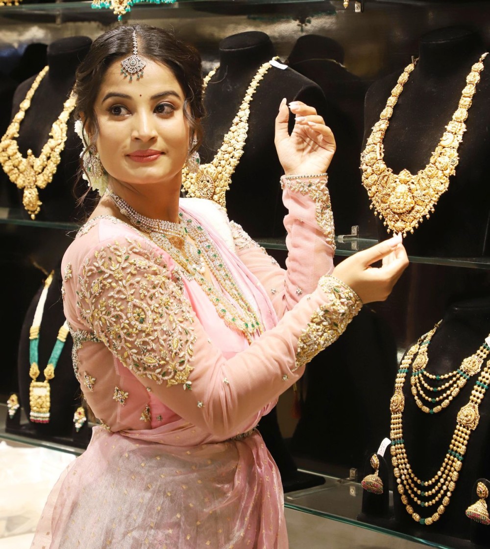 Bengaluru: Actress Anusha Rai celebrates Akshaya Tritiya by showcasing jewellery to customers at Sai Gold Palace in Bengaluru on Wednesday, April 30, 2025. (Photo: IANS)