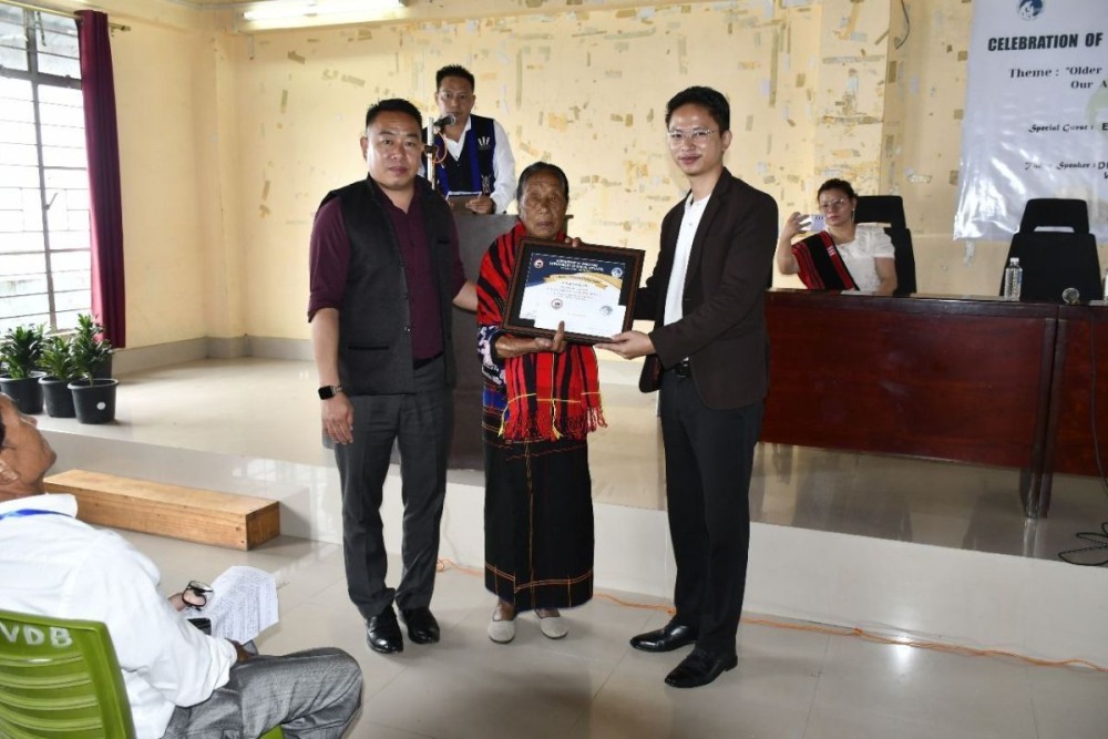 EAC Wokha, Sangmou Khiamniungan handing over the District Senior Citizens Award on October 1.