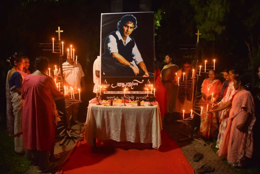 Nagaon: Fans light candles to pay tribute to singer Zubeen Garg at Baptist Church in Nagaon on Monday, September 22, 2025. (Photo: IANS)