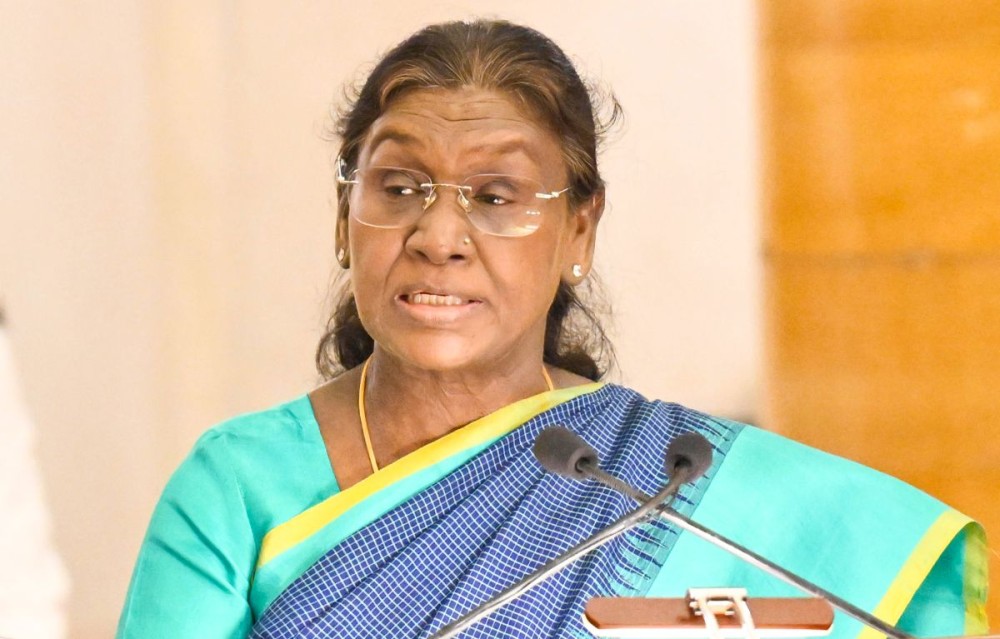 New Delhi: President Droupadi Murmu interacts with chiefs and vice-chiefs of the army, participating in the Army Chiefs’ Conclave for United Nations Troop Contributing Countries at Rashtrapati Bhavan on Thursday, October 16, 2025. (Photo: IANS)