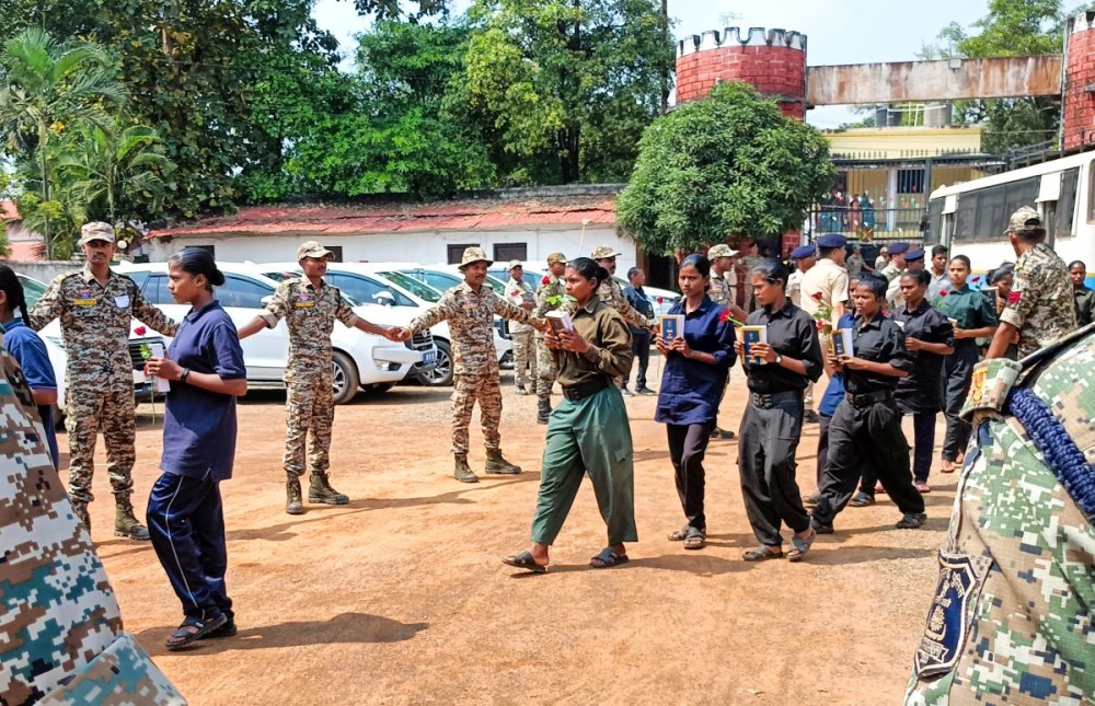 Bastar: Maoist cadres, who surrendered with weapons under the 'Puna Margem – Rehabilitation to Revitalization' programme, head to a police training camp in Jagdalpur, Bastar, Friday, October 17, 2025. (Photo: IANS)
